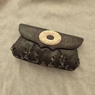 bagteria 비즈 장식 다크 그레이 가죽 클러치백