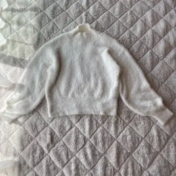 그레일 샤기 니트 하이넥 화이트 볼륨 소매 복슬복슬 귀여운 새상품급