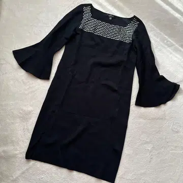 [ 에포카 ] 스터드 소매 플레어 원피스 블랙