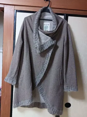 울 혼방 랩 스타일 코트