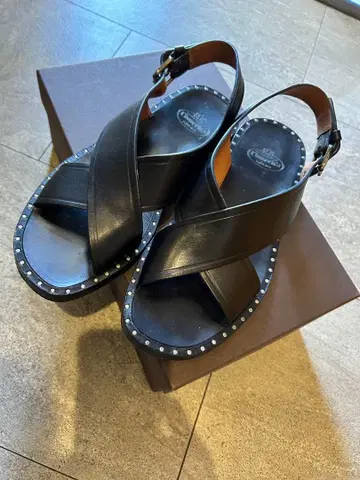 처치스 크로스 가죽 백 스트랩 샌들