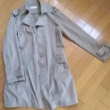 베이지 트렌치코트 버튼 포함