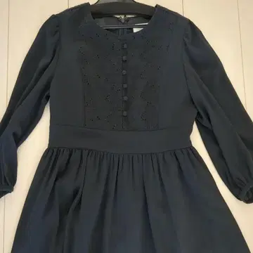 다크 그레이 자수 긴팔 원피스