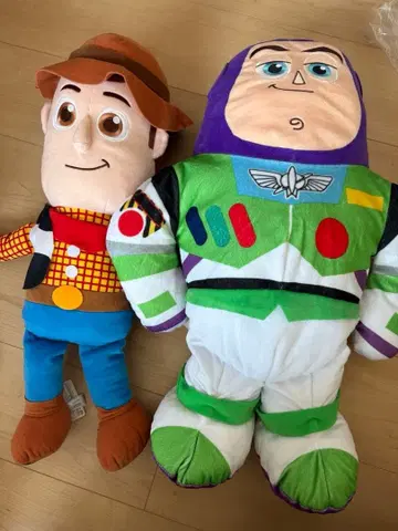 버즈 라이트이어와 우디 큰 봉제 인형