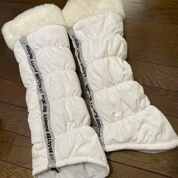 MASTER BUNNY EDITION 레그 워머 화이트입니다