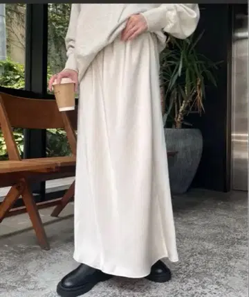 크림색 광택 새틴 롱 스커트