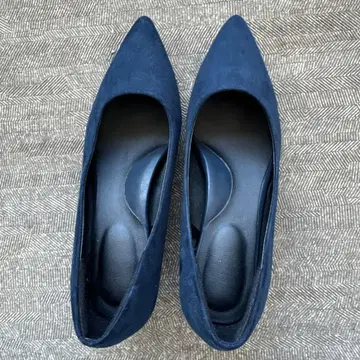 새상품급 유니클로 네이비 블루 스틸레토 펌프스 중간 힐