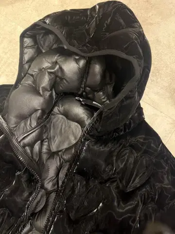 모스키노 하트형 퀼팅 블랙 롱 다운 자켓