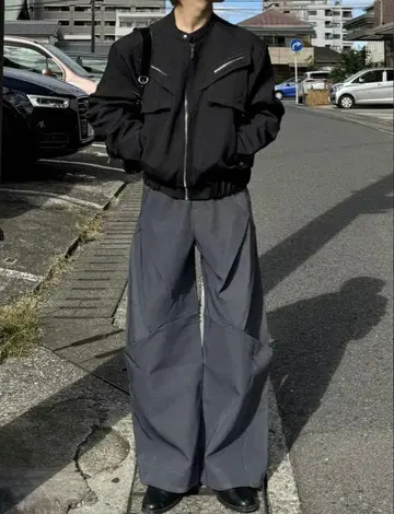 블랙 점퍼와 그레이 와이드 팬츠 세트