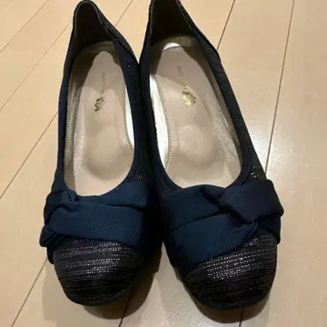 네이비 리본 포함 펌프스 240