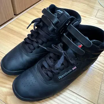 [새상품급] Reebok 하이컷 스니커즈 블랙 23.5cm