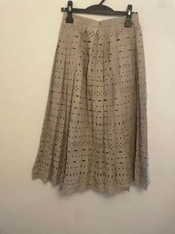 베이지 컷 아웃 플리츠 스커트 무릎 기장