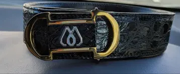 스타일리시한 블랙 가죽 벨트 M 로고 포함