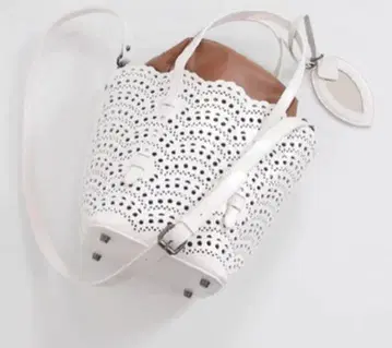 화이트 레이스 뜨개질풍 핸드백 상당히 미품