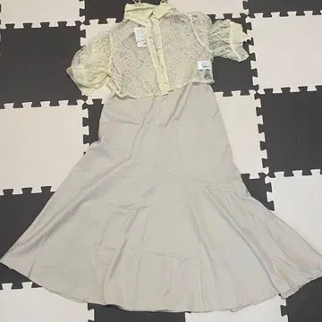 베이지 플레어 스커트와 레이스 상의 세트