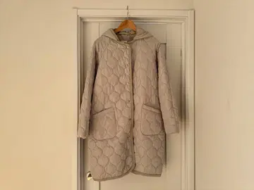 베이지 후드 부착 퀼팅 자켓