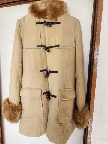 퍼 달린 베이지 더플 코트