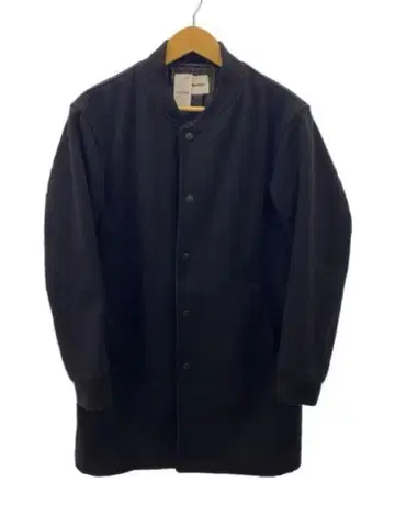 블랙 버튼식 코트 스탠드 카라