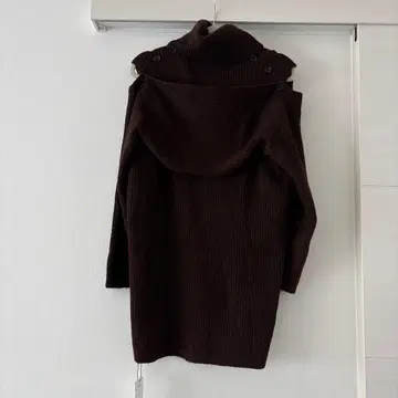 LILLIAN CARAT 다크 브라운 오프숄더 스웨터