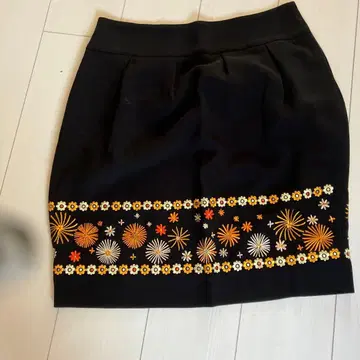 준코 시마다 자수 장식 블랙 타이트 스커트