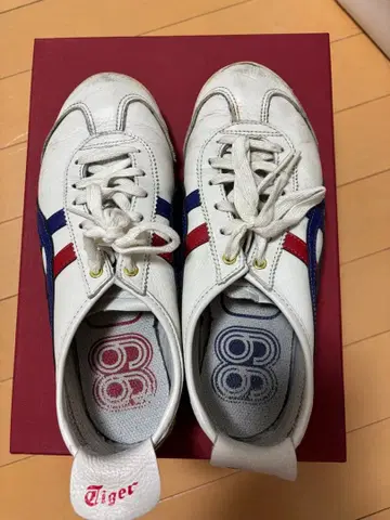 타이거 레트로 스타일 스니커즈 화이트