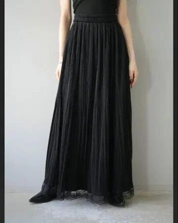 [택 포함 새상품] 뤼미에 밑단 레이스 스웨이드 플리츠 맥시 스커트 블랙