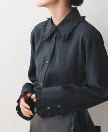 Spick and Span 프릴 칼라 블라우스 블랙 스픽