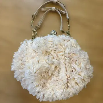 프릴 달린 크림색 파티 백