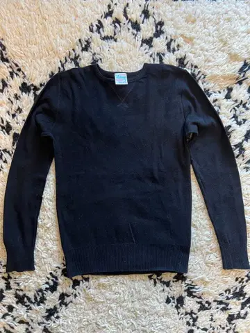 Letroyes 루트로와 Claude 클로드 블랙M 크루넥 맨투맨