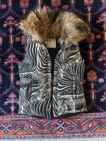 드레스 캠핑 제브라 패턴 다운 자켓 베스트 드레스캠프