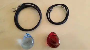 Baccarat 가죽 목걸이 빨파 유리 펜던트