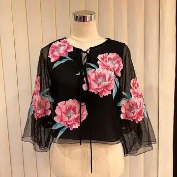 Snidel 꽃무늬 자수 시스루 오분 소매 상의