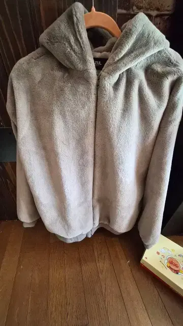 그레이 플리스 자켓 후드 부착