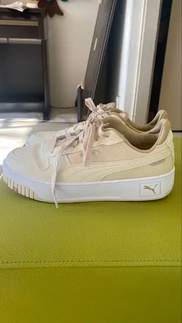 PUMA 통굽 베이지 스니커즈