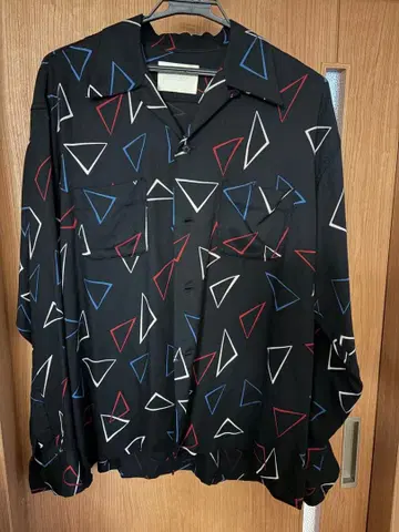 네온사인 트라이앵글 셔츠 블랙