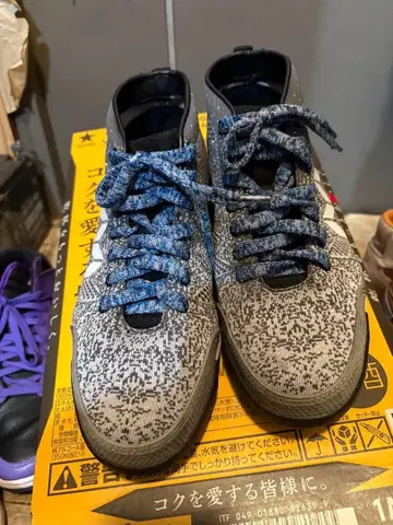 하이컷 스니커즈 그레이와 파랑의 디자인 안전화