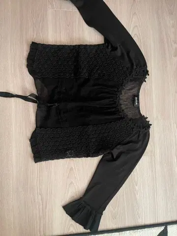 ZUCCA의 정교한 울 레이스 소재 블랙 프릴 긴팔 상의