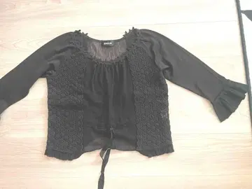 ZUCCA의 정교한 울 레이스 소재 블랙 프릴 긴팔 상의