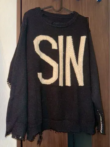 오버사이즈 니트 SIN 자수 블랙