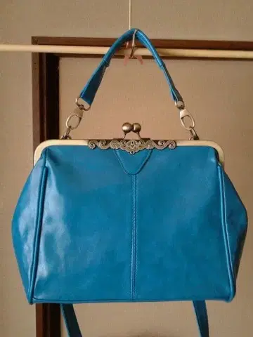 파란색 합성 피혁 숄더백