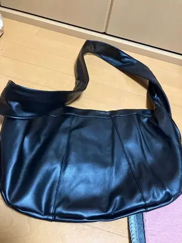 합성 피혁 숄더백 블랙