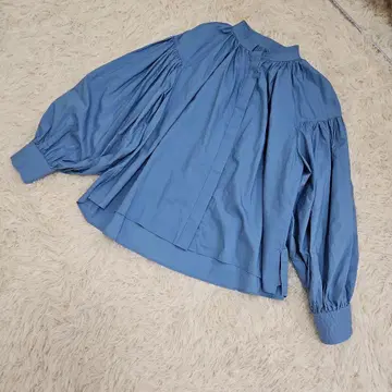 오파크 클립 블루 벌룬 소매 스탠드 카라 셔츠