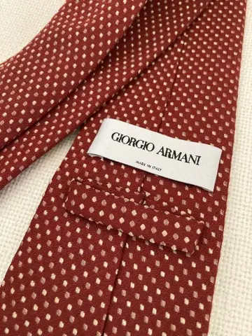 조르지오 아르마니 빨간색 도트 무늬 넥타이
