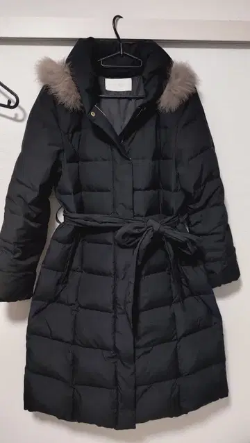 프로포션 바디 드레싱 퍼 달린 롱 다운 코트 블랙