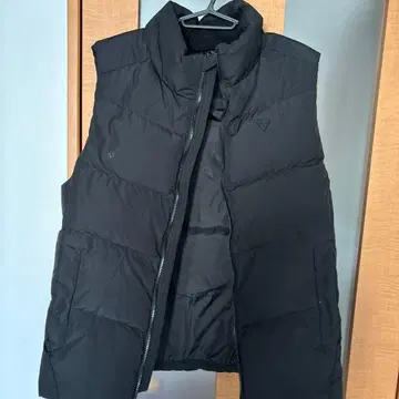 GUESS 블랙 다운 베스트