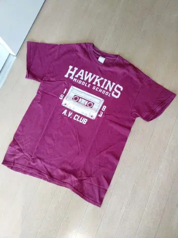 [레어] 스트레인저 싱스 호킨스 초등학교 A.V. Club 티셔츠