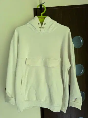 Champion 화이트 후드티 프론트 포켓 부착 별주