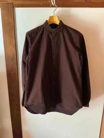 다크 브라운 버튼 다운 셔츠