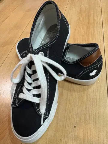 스누피 자수 블랙 캔버스 스니커즈