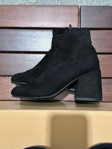 블랙 스웨이드 오픈토 부츠